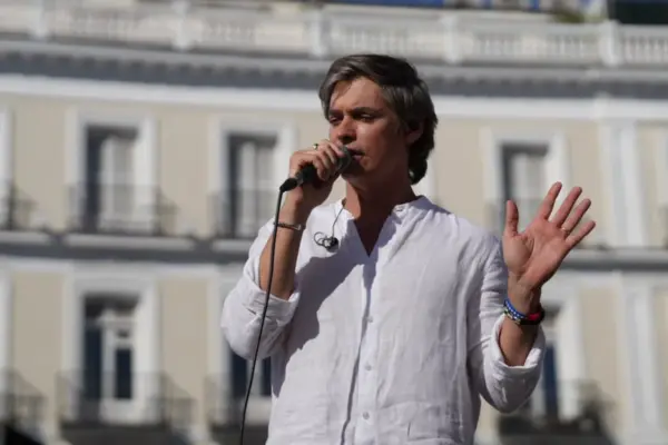 Carlos Baute se disculpa por los insultos racistas a Delcy Rodríguez durante el acto de María Corina Machado en Madrid