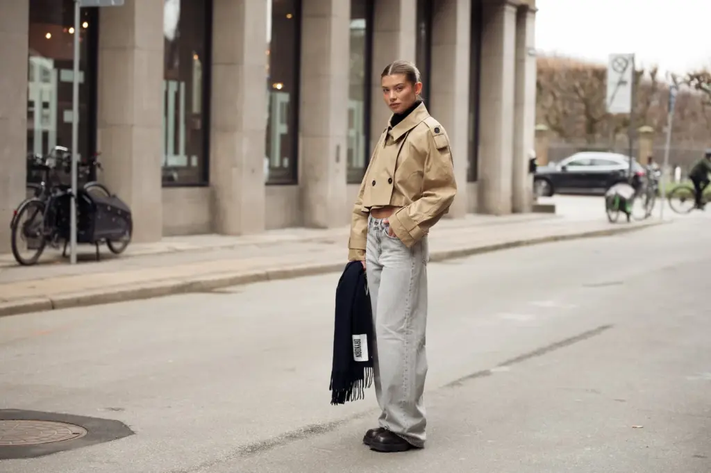 The short trench coat, a new interpretation perfect for transitional weather