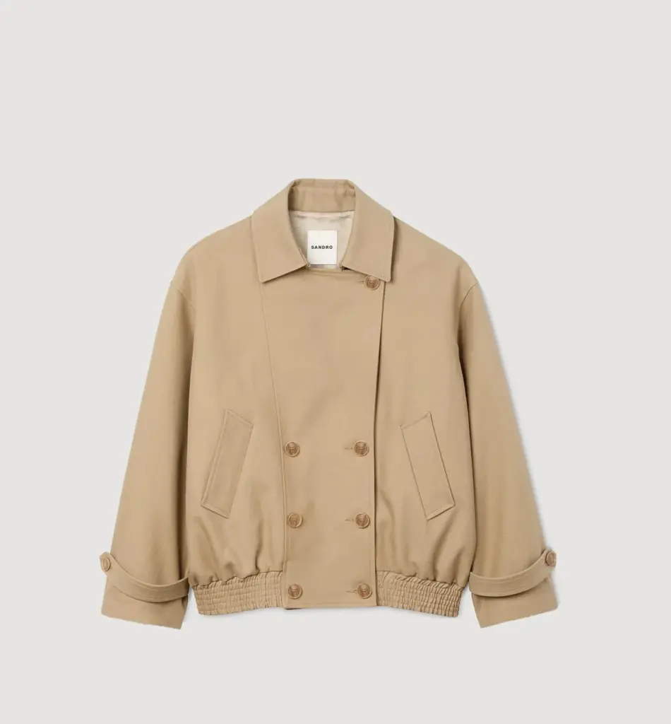 The short trench coat, a new interpretation perfect for transitional weather