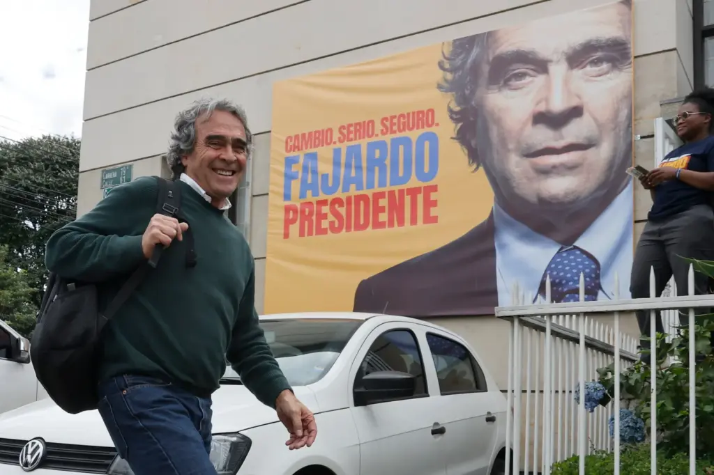 More oil and a universal income: Fajardo's program seeks a middle ground between Uribe and Petro