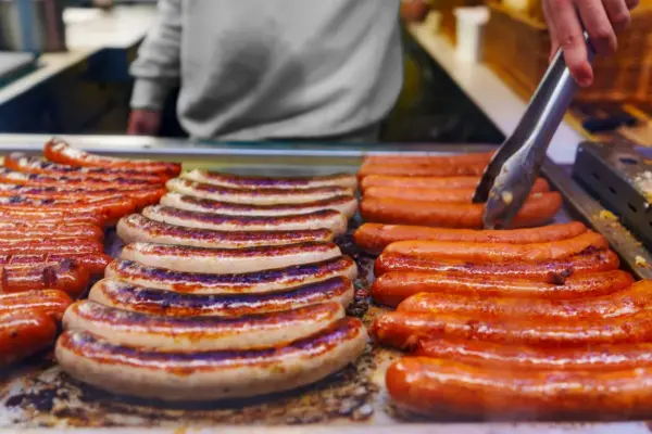 Is eating sausages as carcinogenic as smoking? Myths and truths about processed meats and cold cuts