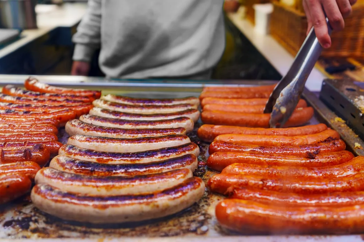 Is eating sausages as carcinogenic as smoking? Myths and truths about processed meats and cold cuts