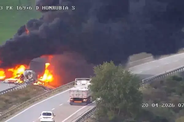 A fire involving two trucks closes the A-3 motorway near Honrubia (Cuenca)