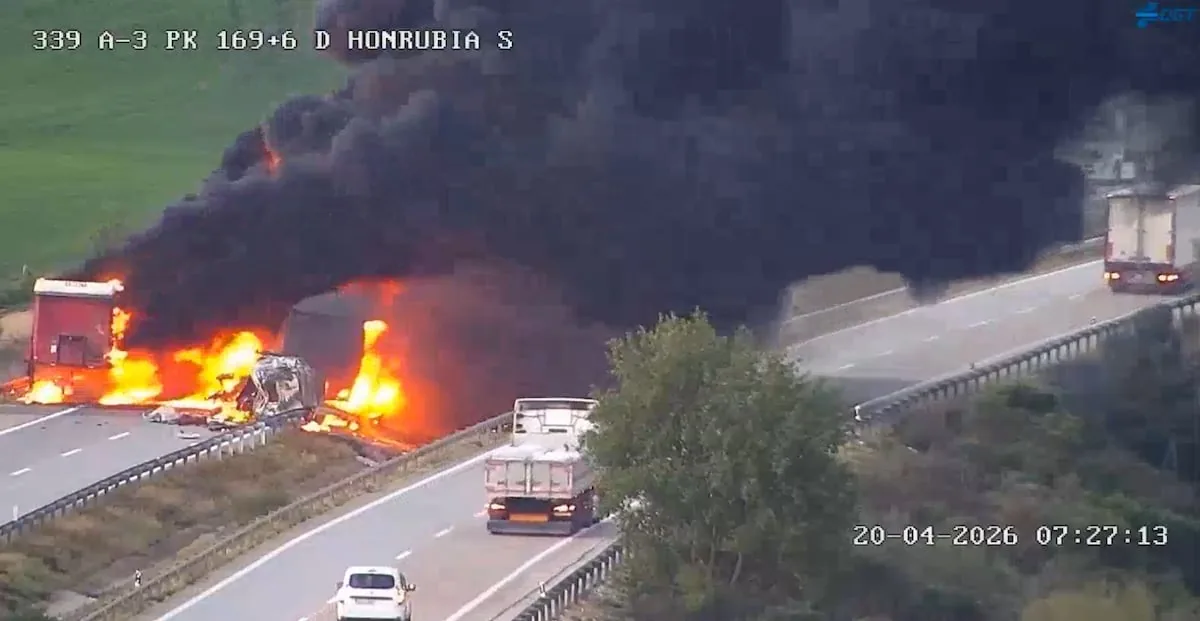 A fire involving two trucks closes the A-3 motorway near Honrubia (Cuenca)