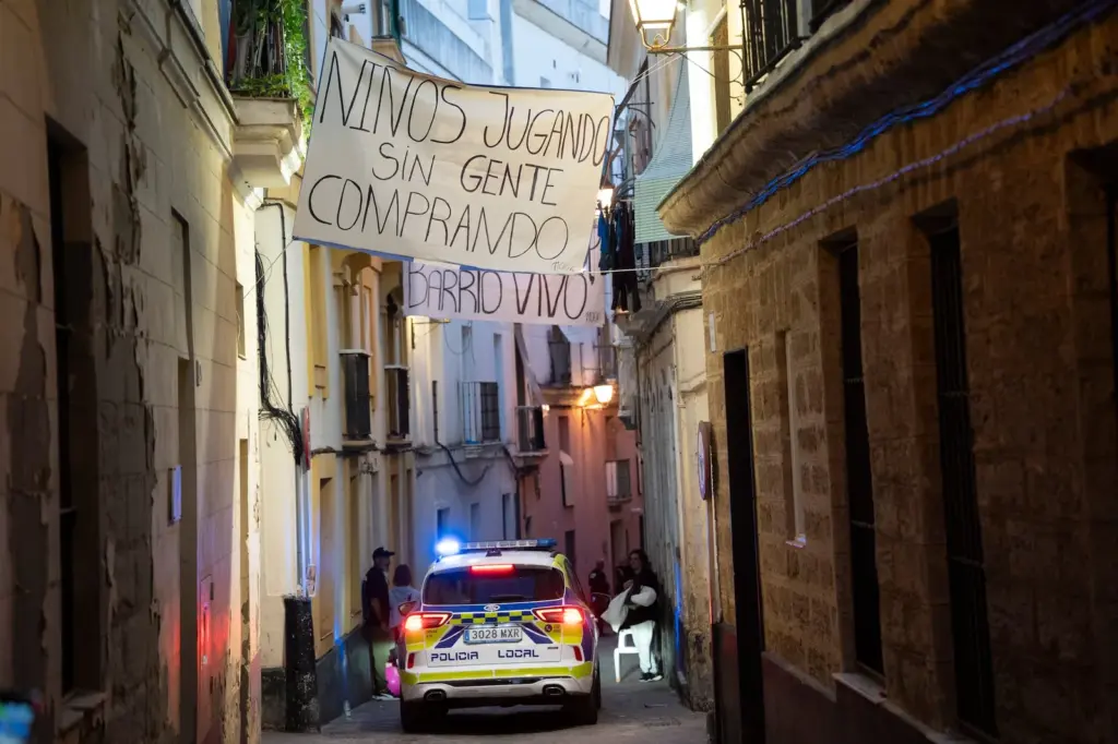 The return to retail in the Santa María neighborhood of Cádiz revives its drug mothers