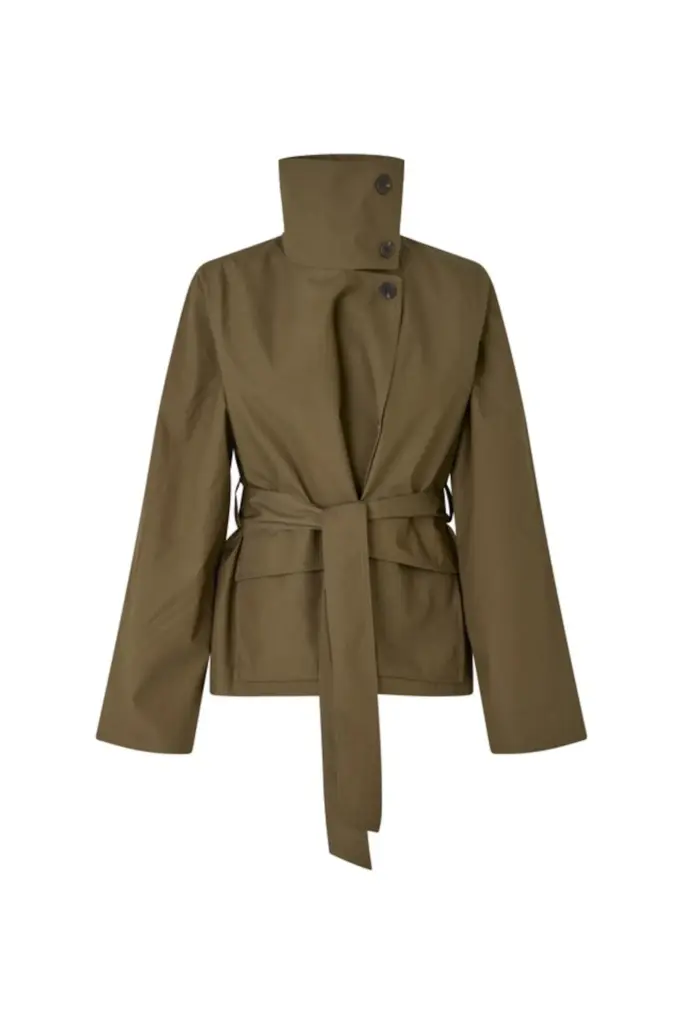 The short trench coat, a new interpretation perfect for transitional weather