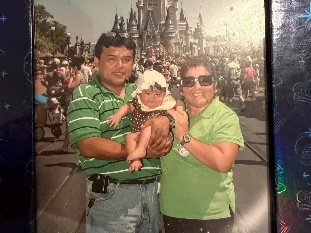 Walter Marcelino Chao, María Choque y su hija Ashley Chao en Disneylandia.