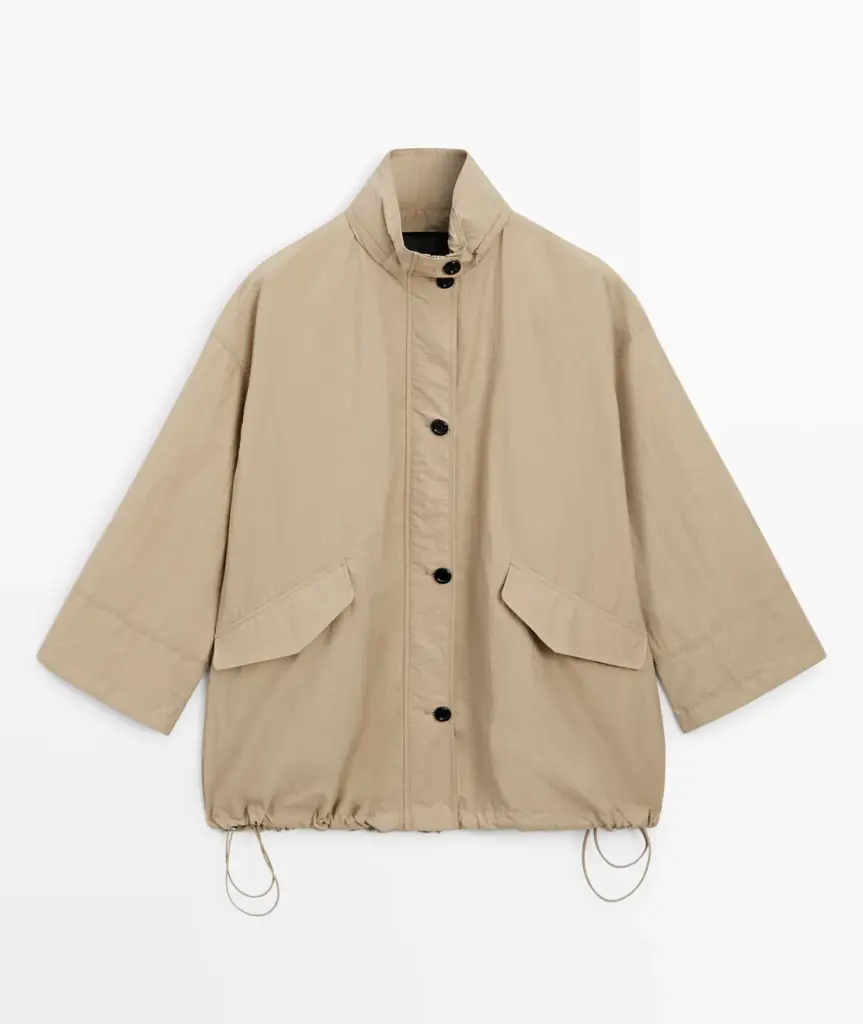 The short trench coat, a new interpretation perfect for transitional weather