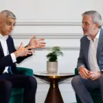 The mayors of Barcelona and London demand “to recover the city center for the residents”
