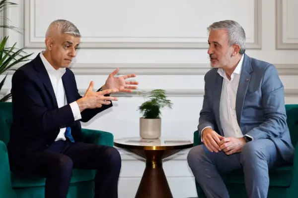 The mayors of Barcelona and London demand “to recover the city center for the residents”