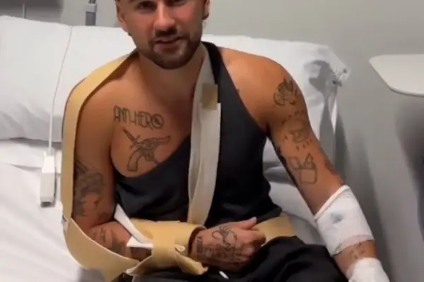 Singer Dani Fernández tears shoulder ligaments at a concert in Valencia and ends up in hospital