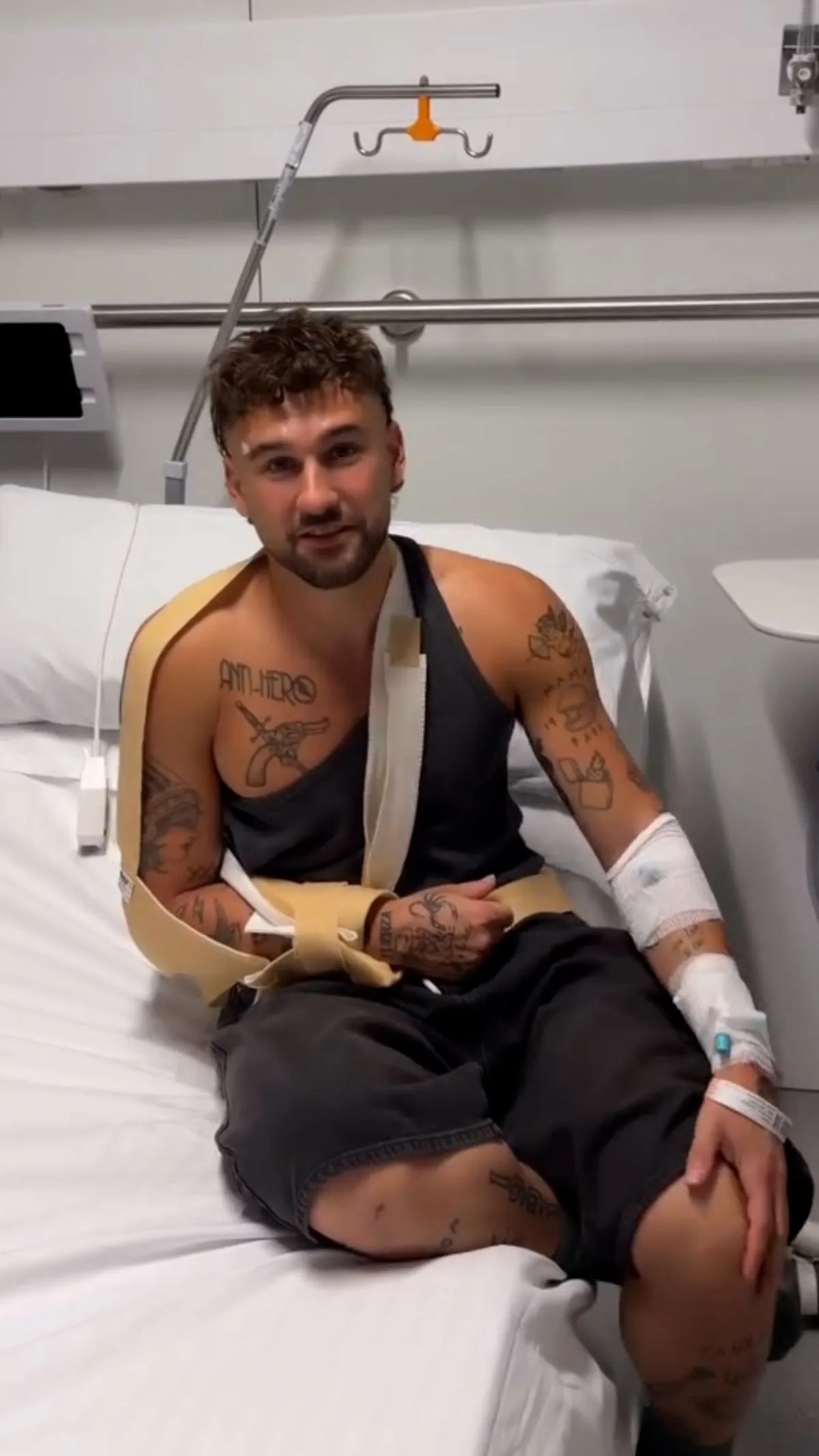 Singer Dani Fernández tears shoulder ligaments at a concert in Valencia and ends up in hospital