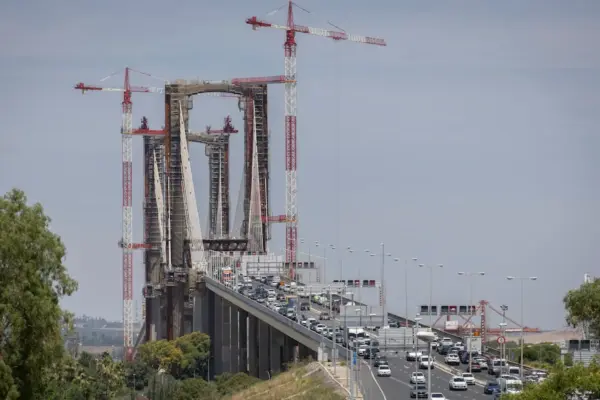 Acciona gives up finishing the Puente del Centenario in Seville and Transport looks for a new builder
