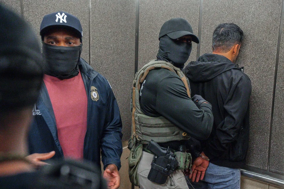 Un tribunal invalida la ley de California que prohíbe que los agentes migratorios se cubran la cara y no lleven identificación