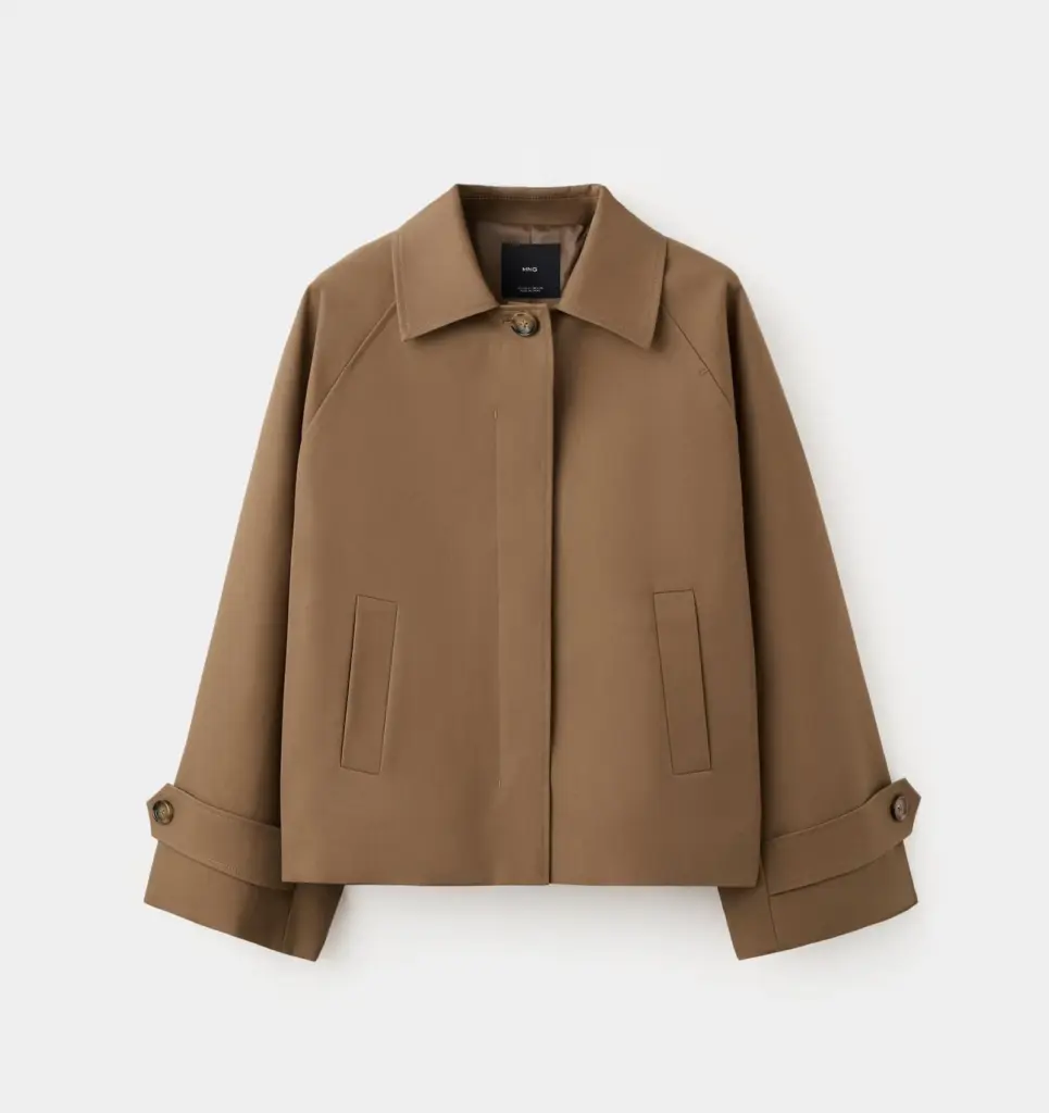 The short trench coat, a new interpretation perfect for transitional weather