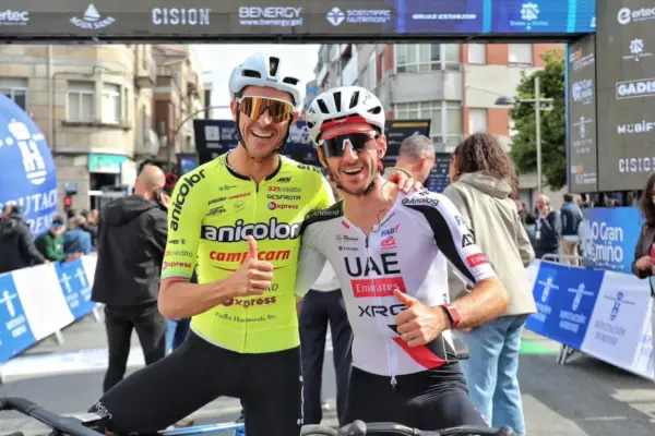 Stage and yellow ‘maillot’ for Adam Yates, who, responsibly, fulfills his duty in O Gran Camiño