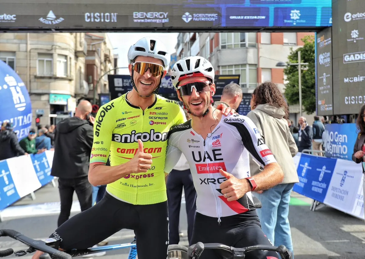 Stage and yellow ‘maillot’ for Adam Yates, who, responsibly, fulfills his duty in O Gran Camiño