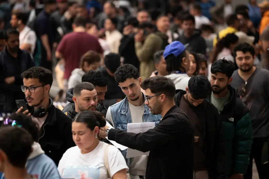 Thousands of people queue in L’Hospitalet: “With regularization, I'm looking for some stability”