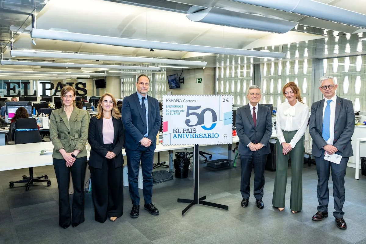 Correos pays tribute to EL PAÍS on its 50th anniversary with a commemorative stamp