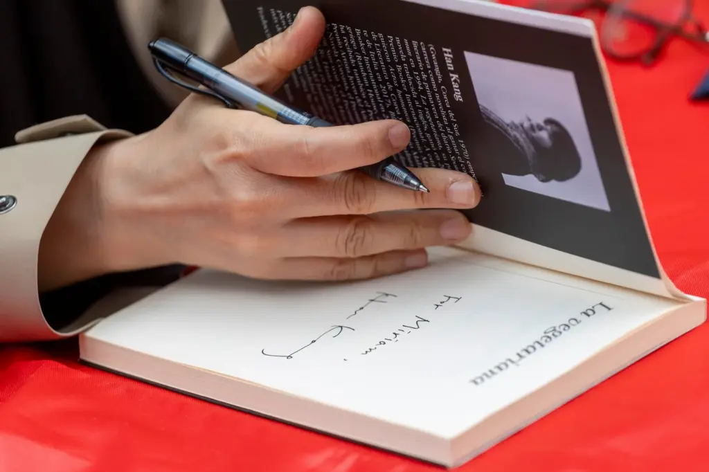 Amélie Nothomb and Han Kang: a Sant Jordi between champagne and roses