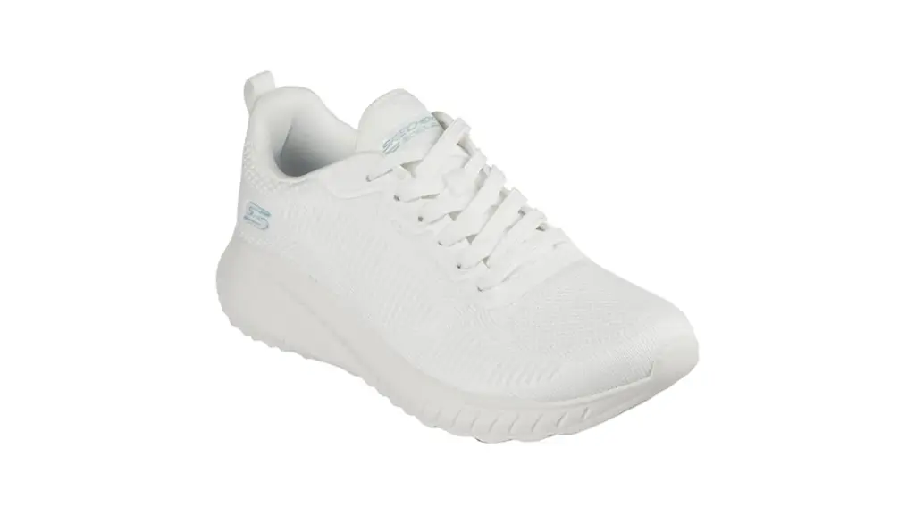 Skechers minimalistas sobre fondo blanco.
