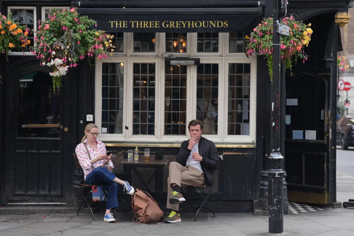 The UK Parliament approves law that will ban smoking for anyone born after 2008