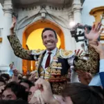 David de Miranda, very bullfighter-like, through the Prince's Gate