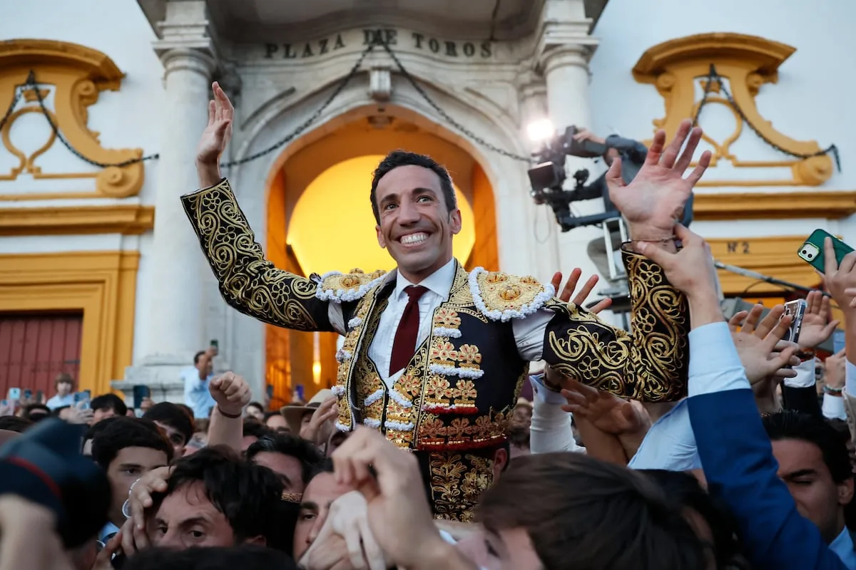 David de Miranda, very bullfighter-like, through the Prince's Gate
