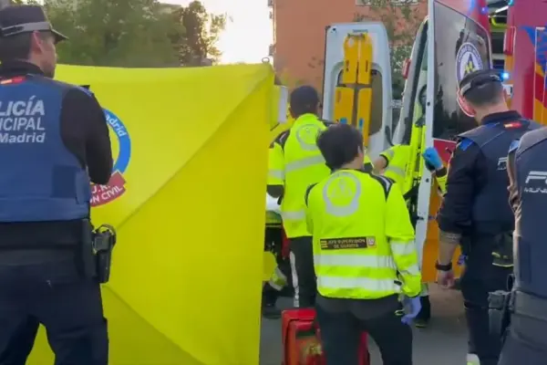 A two-year-old child, in serious condition after being hit by a car in Madrid