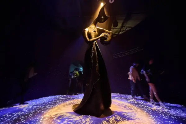 Entre sombras, esculturas y un laberinto onírico: las obras de Leonora Carrington vuelven a Ciudad de México en una exposición sensorial