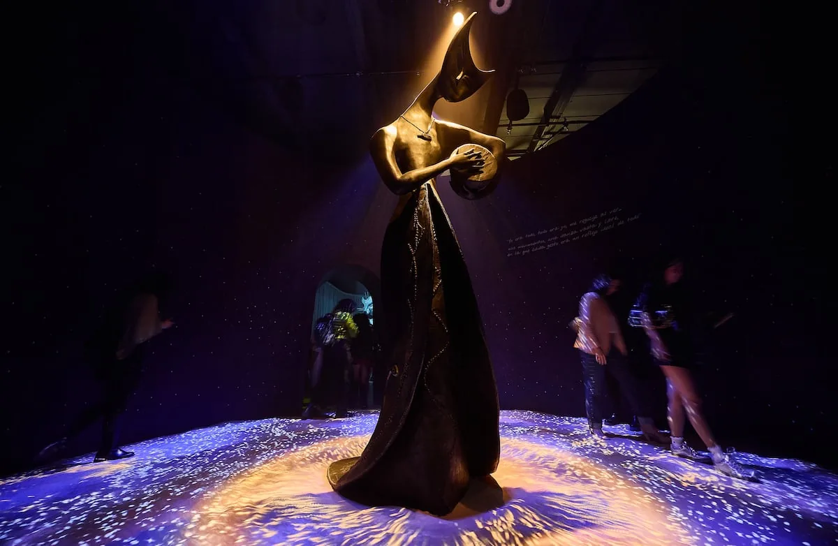 Entre sombras, esculturas y un laberinto onírico: las obras de Leonora Carrington vuelven a Ciudad de México en una exposición sensorial