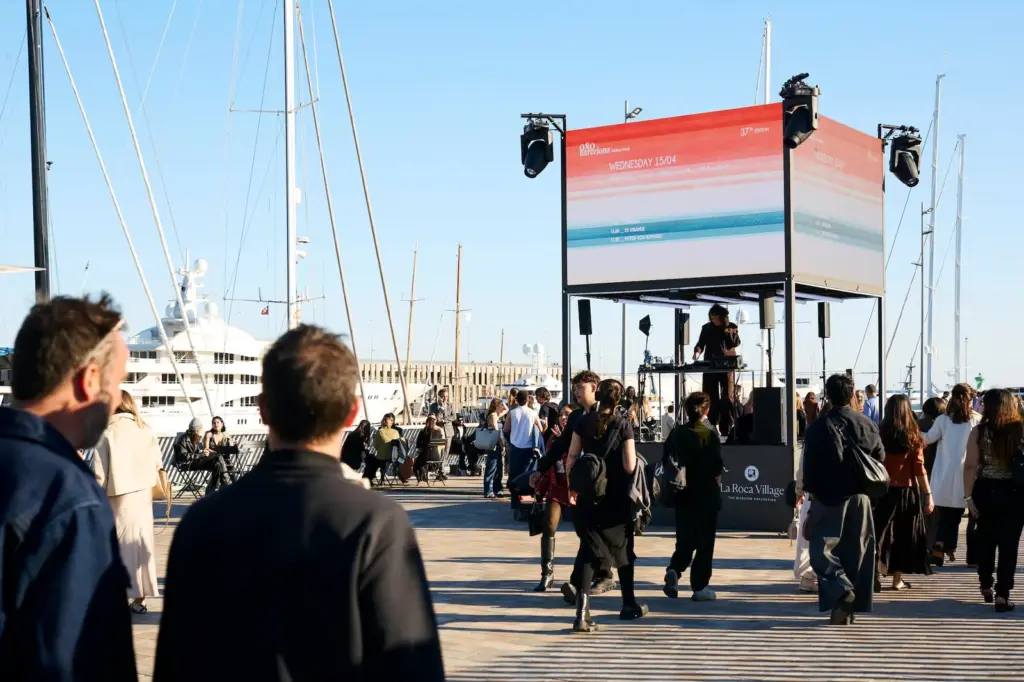 080 in the port of Barcelona: a luminous walkway without a sea in the background