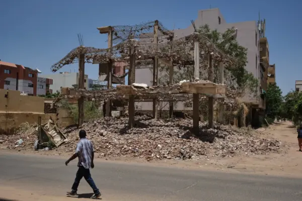 The painful return to Khartoum, the Sudanese capital ravaged after three years of conflict: “War takes everything you never thought you’d lose”