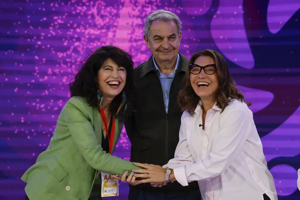 L'HOSPITALET DE LLOBREGAT (BARCELONA), 17/04/2026.- Former Prime Minister José Luis Rodríguez Zapatero (c), the Brazilian first lady, Janja Lula da Silva (r), and the Minister of Equality, Ana Redondo (l), participate in the Global Progressive Mobilisation, a debate forum that starts this Friday and will culminate on Saturday with a plenary session, this Friday in L'Hospitalet de Llobregat (Barcelona). EFE/ Alberto Estévez