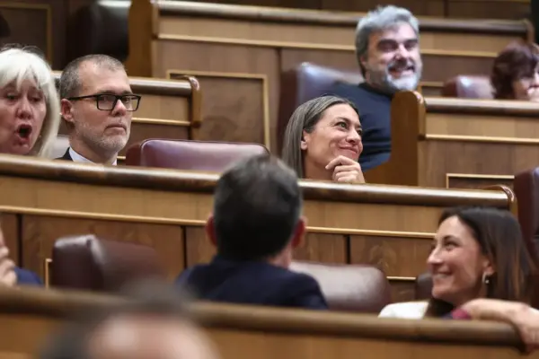 Junts criticizes that the regularization of migrants "excludes Catalan" and joins PP and Vox to reject the decree