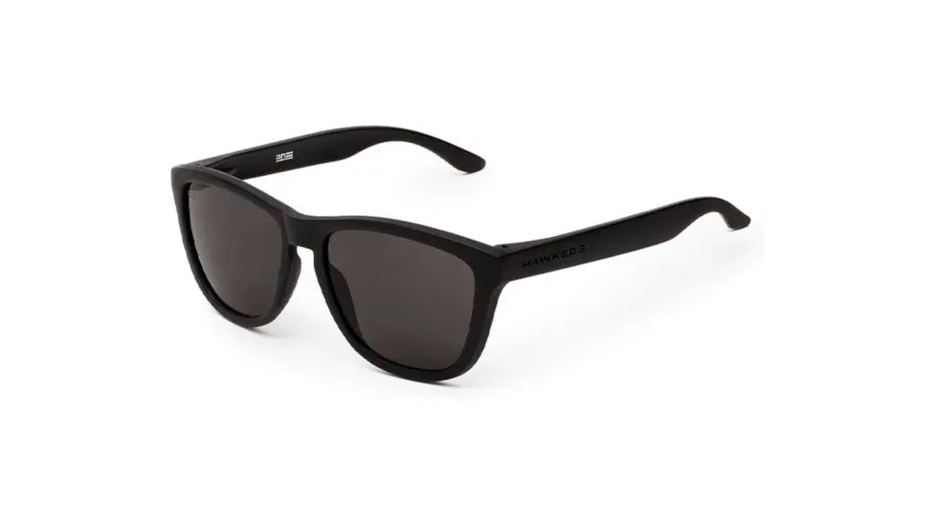 Gafas de sol para hombre sobre fondo blanco.