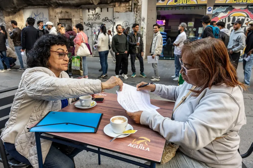 Long queues and confusion on the first day for regularization: “I don't have a digital certificate and it's impossible for me to get an appointment”