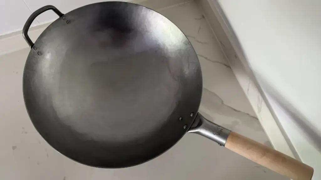 To use this traditional wok, it is first necessary to season the pan.