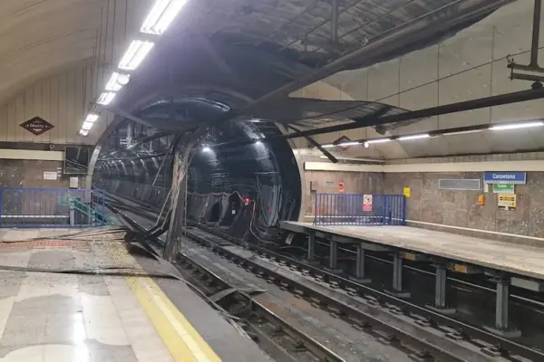 A ceiling collapse at Carpetana station forces Metro de Madrid to close a section of line 6