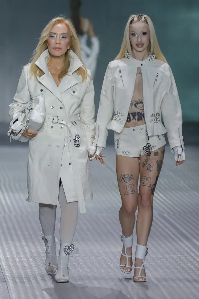 Carmen Lomana walks with Metrika at Dominnico's tenth anniversary: "We represent ourselves to the world through clothing"