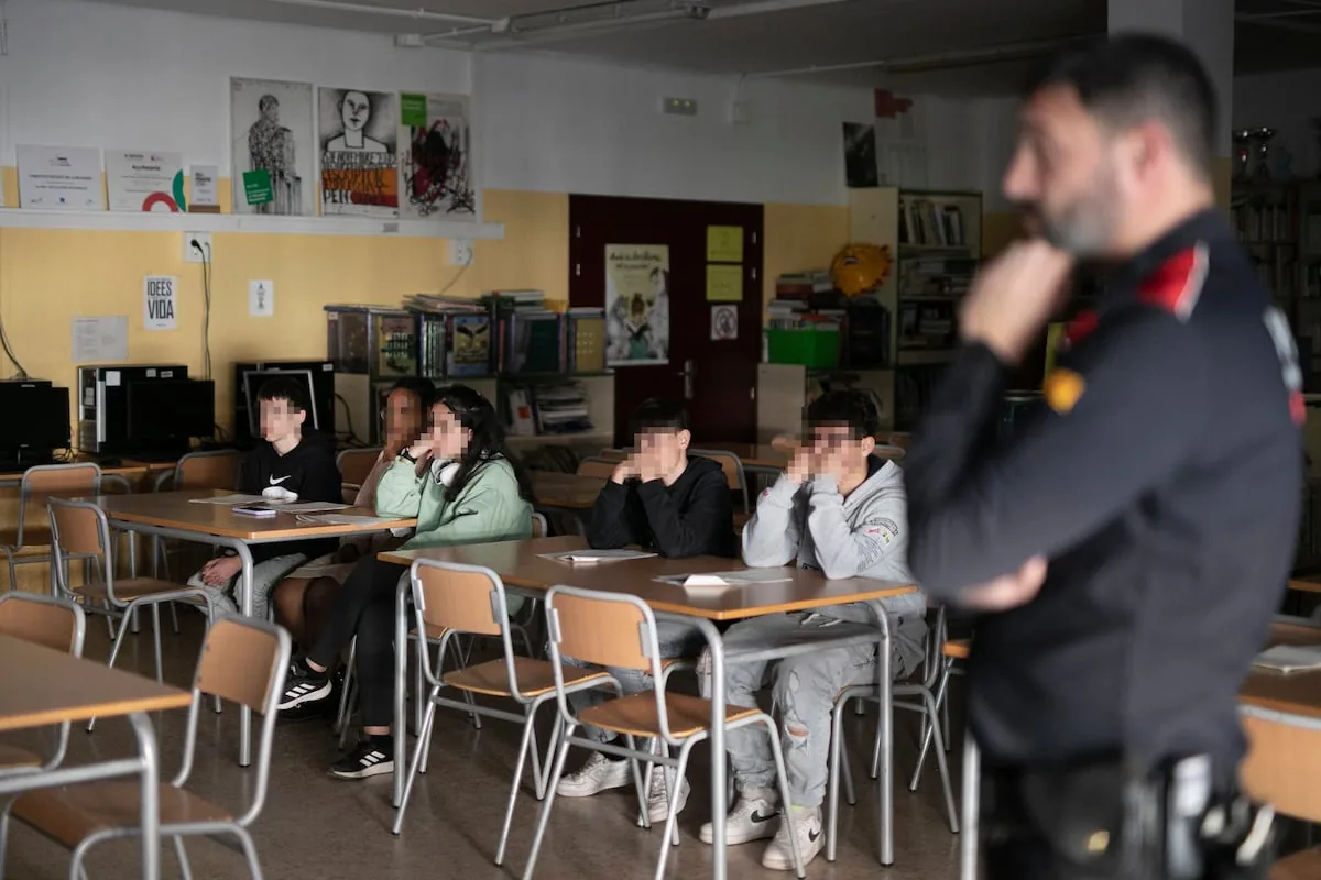 Teachers, students and families reject police deployment in Catalan high schools: "They fire social educators and bring in 'mossos'"