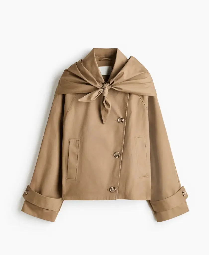 The short trench coat, a new interpretation perfect for transitional weather