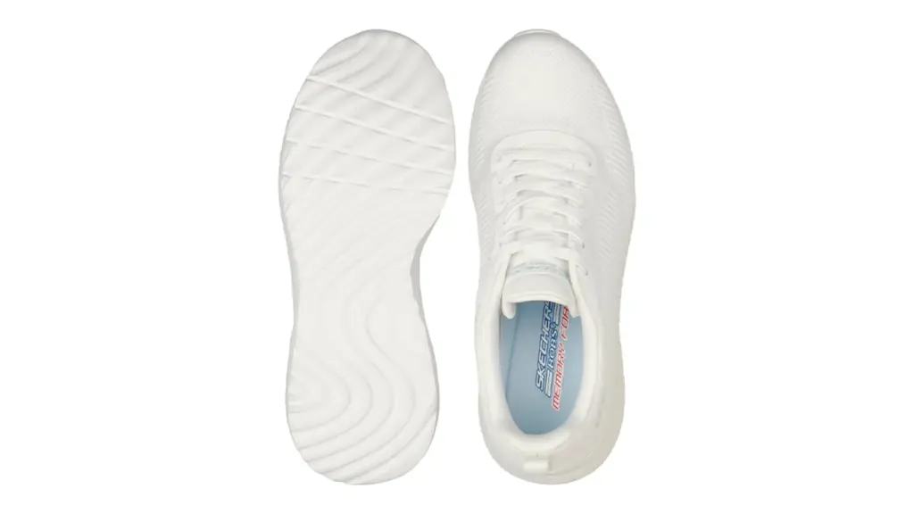 Skechers minimalistas sobre fondo blanco.