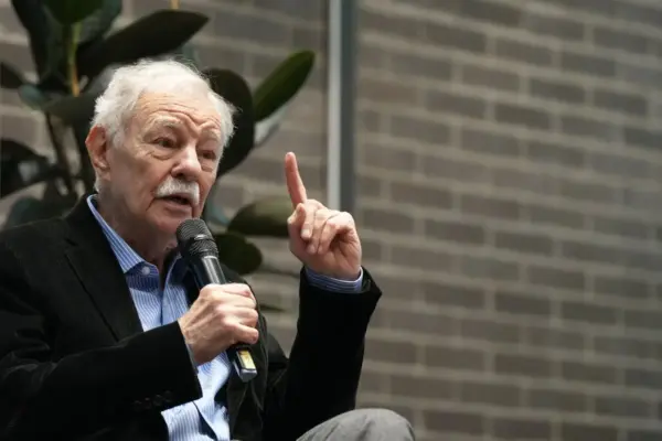 Junts youth stir up Sant Jordi week by calling for a boycott of Eduardo Mendoza