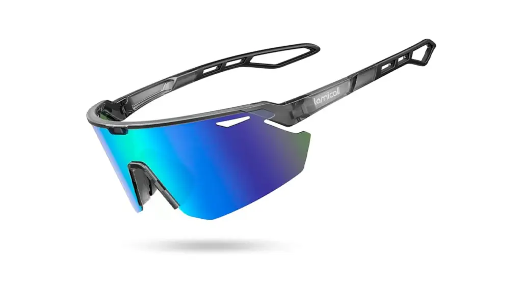 Gafas de sol para hombre sobre fondo blanco.