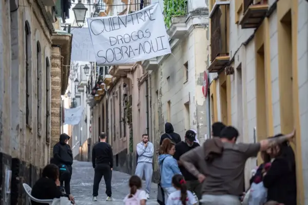 The return to retail in the Santa María neighborhood of Cádiz revives its drug mothers