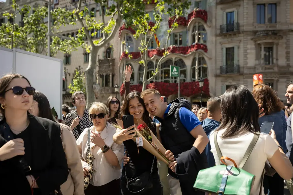 Young people at Sant Jordi's signings: “This book, once signed, becomes a treasure”