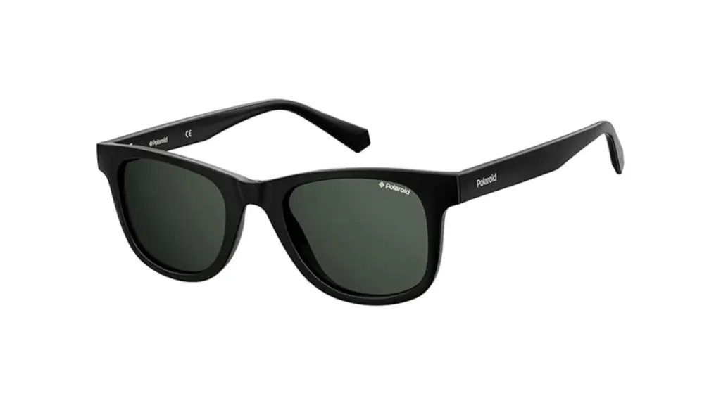 Gafas de sol para hombre sobre fondo blanco.