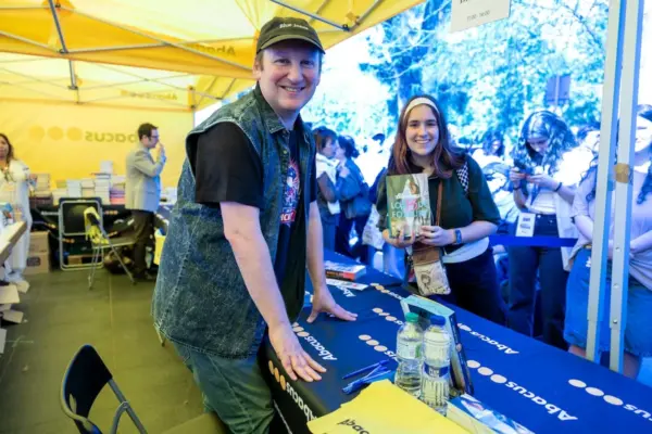 Young people at Sant Jordi's signings: “This book, once signed, becomes a treasure”