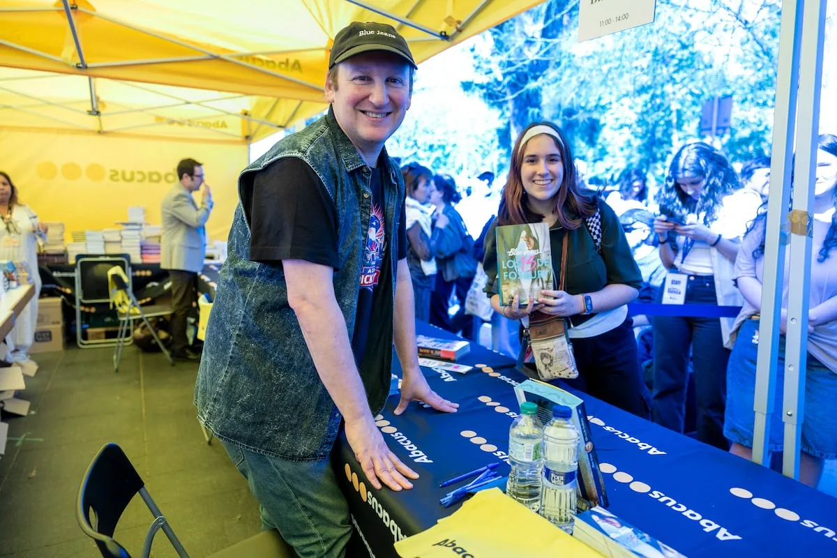 Young people at Sant Jordi's signings: “This book, once signed, becomes a treasure”